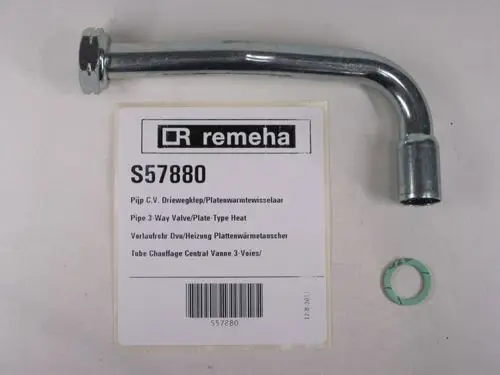 Remeha Rohr mit gewinkeltem Ende und einer Dichtung. Detaillierte Produktinformationen auf einem angehefteten Etikett.